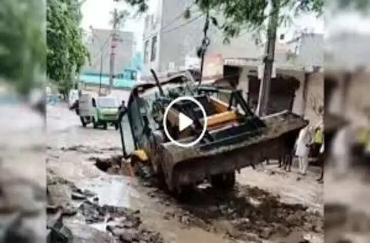 सड़क पर स्टंट कर रहे बाइकर्स के पास तेजी से पहुंची JCB, वायरल वीडियो देख लोग रह गए दंग