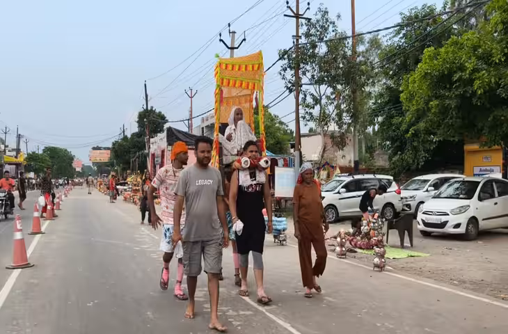 95 साल की दादी की अनोखी कांवड़ यात्रा, 35 पोते बारी-बारी उठाकर ले जा रहे पालकी; हरिद्वार से गांव लौट रहीं सोन देवी