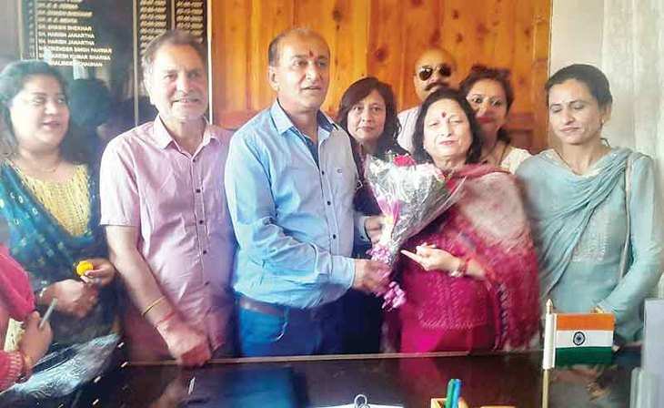Shimla डिप्टी मेयर उमा कौशल ने टाउन हॉल में पदभार ग्रहण किया