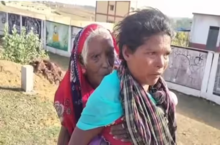 Chhattisgarh के सरगुजा जिले से इंसानियत और मजबूरी की एक मार्मिक तस्वीर सामने आई है। यहां एक महिला अपनी 90 वर्षीय सास को पीठ पर लादकर करीब 9 किलोमीटर जंगल पार करते हुए बैंक पहुंची, ताकि उन्हें पेंशन मिल सके। इस घटना का वीडियो सोशल मीडिया पर तेजी से वायरल हो रहा है और लोग महिला की हिम्मत व समर्पण की जमकर तारीफ कर रहे हैं।  वायरल वीडियो में देखा जा सकता है कि महिला अपनी बुजुर्ग सास को कपड़े के सहारे पीठ पर बांधकर पैदल चल रही है। बताया जा रहा है कि गांव से बैंक तक पहुंचने के लिए उन्हें घने जंगल और खराब रास्तों से होकर गुजरना पड़ा। उम्र और कमजोरी की वजह से बुजुर्ग महिला खुद चलने में असमर्थ थीं, इसलिए बहू ने उन्हें पीठ पर उठाकर बैंक तक पहुंचाने का फैसला किया।  जानकारी के मुताबिक, पेंशन लेने के लिए बुजुर्ग महिला की बैंक में मौजूदगी जरूरी थी। ऐसे में परिवार के सामने कोई दूसरा विकल्प नहीं था। मजबूरी में बहू ने यह कठिन सफर तय किया।  सोशल मीडिया पर वीडियो वायरल होने के बाद लोग भावुक हो गए। कई यूजर्स ने महिला को &ldquo;असल जिंदगी की हीरो&rdquo; बताया। एक यूजर ने लिखा, &ldquo;यह सिर्फ बहू नहीं, सेवा और समर्पण की मिसाल है।&rdquo; वहीं दूसरे यूजर ने कहा, &ldquo;आज के दौर में ऐसे रिश्ते बहुत कम देखने को मिलते हैं।&rdquo;  हालांकि इस घटना ने ग्रामीण इलाकों में बैंकिंग और सरकारी सुविधाओं की पहुंच पर भी सवाल खड़े कर दिए हैं। लोगों का कहना है कि अगर गांवों में बेहतर सुविधाएं और आसान व्यवस्था होती, तो एक बुजुर्ग महिला को पेंशन के लिए इतना संघर्ष नहीं करना पड़ता।  विशेषज्ञों का मानना है कि दूरदराज के इलाकों में बुजुर्गों और दिव्यांग लोगों के लिए बैंकिंग सेवाओं को और सुलभ बनाने की जरूरत है। डिजिटल और डोरस्टेप बैंकिंग जैसी सुविधाएं ऐसे लोगों के लिए बड़ी राहत साबित हो सकती हैं।  फिलहाल यह वीडियो सोशल मीडिया पर तेजी से शेयर किया जा रहा है। लोग बहू की मेहनत, त्याग और परिवार के प्रति समर्पण को सलाम कर रहे हैं।