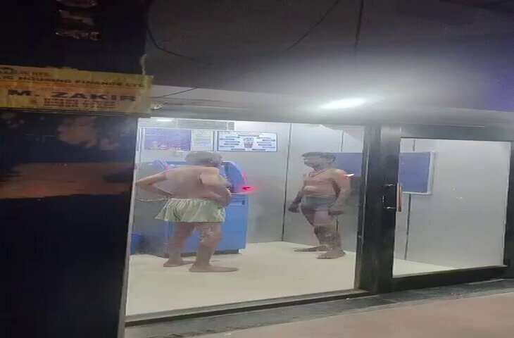 VIDEO: तपती गर्मी से बचने के लिए ATM में जाकर बैठे मेहनतकश मजदूर, इंटरनेट पर लोगों का दिल जीत गई तस्वीर