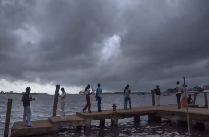 देशभर में भीषण गर्मी के बीच दक्षिण-पश्चिम मानसून के इंतजार को लेकर एक बड़ी खबर सामने आई है। भारतीय मौसम विभाग (IMD) के अनुसार मानसून की रफ्तार फिलहाल धीमी पड़ गई है और इसकी देश में एंट्री तय समय से देर से होने की संभावना है। मौसम विभाग ने बताया कि श्रीलंका के ऊपर बने कम दबाव वाले क्षेत्र और तूफानी हवाओं के प्रभाव के कारण मानसून पिछले पांच दिनों से केरल तट के करीब ही ठहरा हुआ है।  मौसम वैज्ञानिकों के मुताबिक मानसून वर्तमान में केरल तट से लगभग 30 से 35 किलोमीटर दूर स्थित है, लेकिन अनुकूल परिस्थितियां नहीं बनने के कारण यह आगे नहीं बढ़ पा रहा है। अगले दो से तीन दिनों तक भी इसके आगे बढ़ने की संभावना कम दिखाई दे रही है।  पहले 26 मई तक पहुंचने का था अनुमान  मौसम विभाग ने इससे पहले अनुमान जताया था कि इस वर्ष मानसून 26 मई तक केरल पहुंच सकता है। यदि ऐसा होता तो यह सामान्य तिथि से पहले दस्तक देता। हालांकि मौसम में आए अचानक बदलाव और समुद्री परिस्थितियों के कारण यह अनुमान सही साबित नहीं हो सका।  अब ताजा पूर्वानुमान के अनुसार मानसून केरल तट पर करीब एक सप्ताह बाद पहुंच सकता है। यानी पहले जारी किए गए अनुमान की तुलना में मानसून की एंट्री लगभग 10 दिन तक विलंबित हो सकती है।  1 जून मानी जाती है सामान्य तिथि  दक्षिण-पश्चिम मानसून के केरल तट पर पहुंचने की सामान्य तिथि 1 जून मानी जाती है। इसी के साथ देश में चार महीने तक चलने वाले वर्षा ऋतु के मौसम की औपचारिक शुरुआत होती है। मानसून सबसे पहले केरल में प्रवेश करता है और इसके बाद धीरे-धीरे पूरे देश में फैलता है।  हालांकि मौसम विभाग का कहना है कि मानसून की शुरुआत में कुछ दिनों की देरी का मतलब यह नहीं है कि पूरे सीजन में बारिश कम होगी। मानसून की कुल वर्षा और उसकी प्रगति कई अन्य मौसमी कारकों पर भी निर्भर करती है।  गर्मी से राहत का इंतजार बढ़ा  मानसून की देरी का असर देश के कई राज्यों में महसूस किया जा सकता है। उत्तर भारत, मध्य भारत और पश्चिमी क्षेत्रों में इस समय भीषण गर्मी और लू का प्रकोप जारी है। कई शहरों में तापमान 45 डिग्री सेल्सियस के पार पहुंच चुका है। ऐसे में लोग बारिश और ठंडे मौसम का बेसब्री से इंतजार कर रहे हैं।  विशेषज्ञों का मानना है कि मानसून की गति धीमी रहने से फिलहाल गर्मी से राहत मिलने में कुछ और समय लग सकता है। हालांकि दक्षिण भारत के कुछ हिस्सों में प्री-मानसून गतिविधियों के चलते हल्की से मध्यम बारिश जारी रह सकती है।  किसानों की बढ़ी चिंता  मानसून की देरी से किसानों की चिंता भी बढ़ गई है। खरीफ फसलों की बुआई बड़े पैमाने पर मानसूनी बारिश पर निर्भर करती है। यदि मानसून लंबे समय तक देरी से आता है तो कृषि गतिविधियों पर असर पड़ सकता है। हालांकि मौसम विभाग ने फिलहाल घबराने की जरूरत नहीं बताई है और कहा है कि आने वाले दिनों में परिस्थितियों पर लगातार नजर रखी जा रही है।  मौसम विभाग का कहना है कि जैसे ही समुद्र और वायुमंडल की स्थितियां अनुकूल होंगी, मानसून तेजी से आगे बढ़ेगा और देश के विभिन्न हिस्सों में वर्षा गतिविधियां शुरू हो जाएंगी। फिलहाल सभी की नजरें केरल तट पर मानसून की आधिकारिक दस्तक पर टिकी हुई हैं।