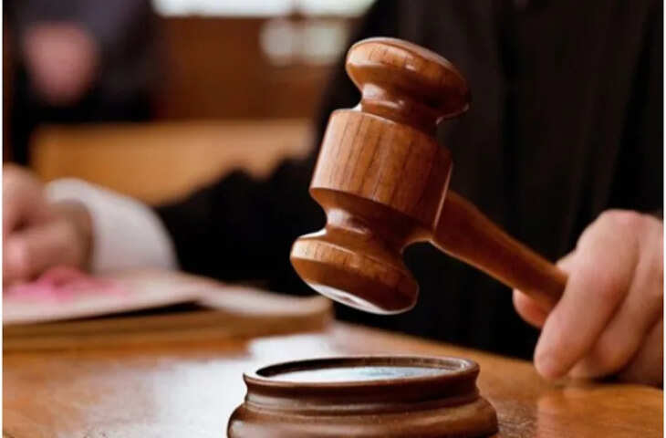 राजस्थान के जालौर ज़िले की POCSO अदालत ने एक आरोपी को अपनी 14 साल की नाबालिग चचेरी बहन के साथ जघन्य अपराध करने के लिए 20 साल की कठोर कारावास की सज़ा सुनाई है। विशेष न्यायाधीश सीमा जुलेड़ा ने आरोपी भाई को दोषी ठहराया और उसे 20 साल की कठोर कारावास और 1 लाख रुपये के जुर्माने की सज़ा दी।  **माता-पिता की गैर-मौजूदगी में हुआ अपराध** विशेष लोक अभियोजक रणजीत सिंह राजपुरोहित ने बताया कि पीड़िता की माँ - जो आहोर थाना क्षेत्र की रहने वाली है - ने 18 सितंबर, 2024 को एक रिपोर्ट दर्ज कराई थी। पीड़िता के माता-पिता मूर्ति बनाने के काम के सिलसिले में चार महीने के लिए आंध्र प्रदेश गए हुए थे। वे अपनी तीनों बेटियों को उनके दादा-दादी और चाचा के परिवार की देखरेख में सुरक्षित छोड़कर गए थे।  **चाकू की नोक पर बार-बार बलात्कार** यह घटना तब हुई जब 14 साल की पीड़िता अपनी छोटी बहन के लिए रोटी लेने अपने चाचा के घर गई थी। उस समय आरोपी भाई वहाँ अकेला था। उसने ज़बरदस्ती पीड़िता को बिस्तर पर पटक दिया, उसके मुँह में एक चुन्नी (दुपट्टा) ठूंस दी और उसके साथ बलात्कार किया। जब शोर सुनकर परिवार के सदस्य मौके पर पहुँचे, तो आरोपी वहाँ से भाग गया। हालाँकि, आरोपी यहीं नहीं रुका; वह पीड़िता को लगातार धमकाता रहा और चाकू की नोक पर बार-बार उसके साथ बलात्कार करता रहा।  **गर्भावस्था को ज़बरदस्ती समाप्त कराया गया**  लगातार हो रहे इस दुर्व्यवहार के कारण पीड़िता गर्भवती हो गई। इसके बाद, परिवार के सदस्य उसे आंध्र प्रदेश ले गए, जहाँ उन्होंने उसके माता-पिता पर दबाव डालकर ज़बरदस्ती उसका गर्भपात करवा दिया। हिम्मत जुटाकर, पीड़िता की माँ ने आहोर थाने में मामला दर्ज कराया, जिसके बाद पुलिस ने आरोपी को गिरफ़्तार कर लिया।  **44 दस्तावेज़ों और 12 गवाहों के आधार पर दोषसिद्धि** मुकदमे के दौरान, अभियोजन पक्ष ने अदालत में 44 महत्वपूर्ण दस्तावेज़ पेश किए और 12 गवाहों के बयान दर्ज कराए। इन ठोस सबूतों के आधार पर, अदालत ने यह टिप्पणी की कि आरोपी ने - रक्षा करने के अपने कर्तव्य का पालन करने के बजाय - एक रक्षक के रूप में नहीं, बल्कि एक शिकारी के रूप में काम किया, और परिणामस्वरूप उसे कठोर सज़ा सुनाई गई।