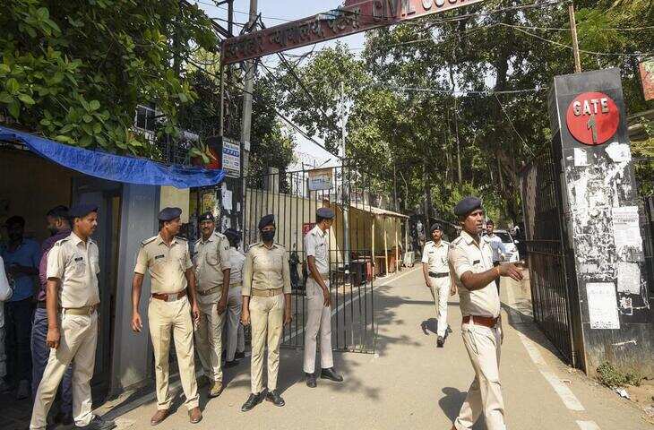 बिहार के कटिहार में भीड़ ने थाने पर हमला किया, पांच पुलिसकर्मी घायल