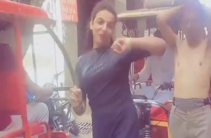 Instagram रील बनाने का ऐसा खुमार, बीच सड़क नाचने लगी लड़की, लगा लंबा ट्रैफिक जाम