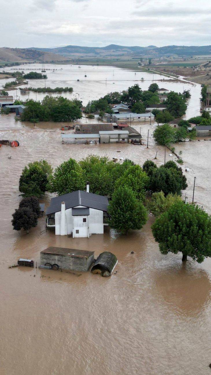 तुर्की: 14 की मौत, लापता व्यक्तियों की खोज: तुर्की में तूफान और बाढ़ से 14 लोगों की मौत हुई, लापता व्यक्तियों की तलाश जारी है।