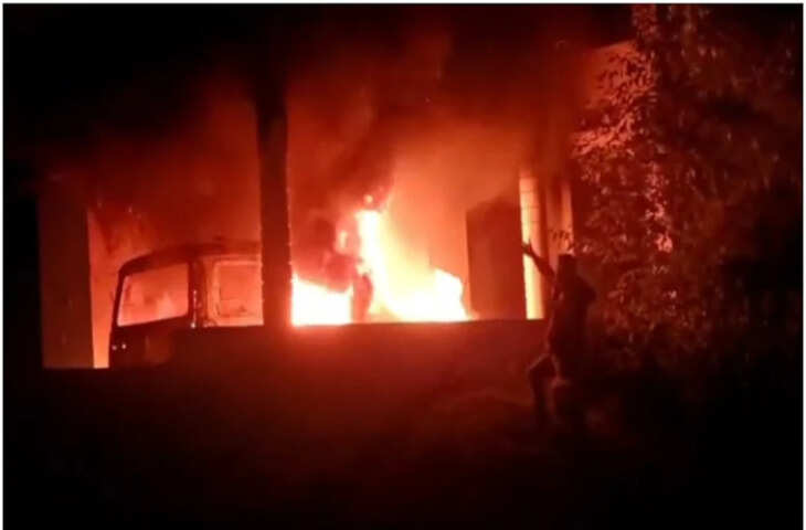 राजस्थान में दो परिवारों के बीच विवाद में फूंक डाली कार, महिलाओं समेत 4 घायल