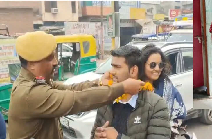 नए साल पर अलवर पुलिस की गांधीगिरी, हेलमेट न पहनने वालों का माला पहनाकर किया स्वागत