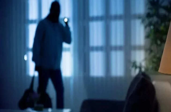 गोरखपुर में अजीबो-गरीब चोरी: चोरों ने दरवाजे पर लगाया नया ताला, चाबी खिड़की पर छोड़ गए