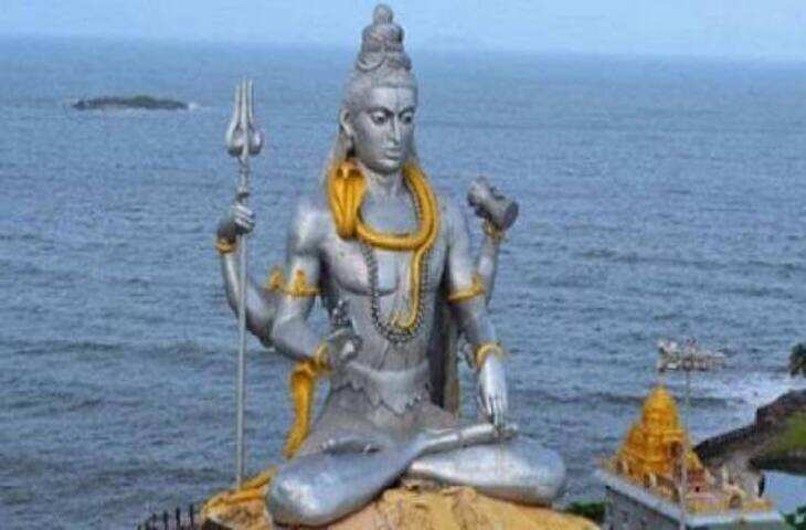 महाशिवरात्रि का पर्व भगवान शिव की आराधना के लिए विशेष माना जाता है। इस दिन शिव भक्त व्रत रखते हैं, शिवलिंग पर जल और बेलपत्र अर्पित करते हैं और भगवान भोलेनाथ की पूजा करते हैं। शिव आराधना में शिव चालीसा का पाठ भी महत्वपूर्ण माना जाता है। धार्मिक मान्यताओं के अनुसार, श्रद्धा और भक्ति के साथ शिव चालीसा का पाठ करने से मन को शांति मिलती है और भक्त भगवान शिव का स्मरण करता है। आज के समय में व्यस्त जीवनशैली के बीच कई भक्त सुपरफास्ट शिव चालीसा का पाठ या उसका ऑडियो सुनना पसंद करते हैं। इससे कम समय में शिव चालीसा का पाठ सुनने और भगवान शिव की भक्ति करने का अवसर मिलता है। महाशिवरात्रि के अलावा सोमवार और सावन के दिनों में भी शिव चालीसा का पाठ किया जाता है।  क्या है शिव चालीसा शिव चालीसा भगवान शिव की स्तुति में रची गई चालीसा है। इसमें भगवान शिव के स्वरूप, उनकी महिमा और भक्तों पर उनकी कृपा का वर्णन किया गया है। शिव भक्त नियमित रूप से इसका पाठ भगवान भोलेनाथ को प्रसन्न करने और आध्यात्मिक शांति की कामना के लिए करते हैं।धार्मिक परंपरा में चालीसा का पाठ लगातार और श्रद्धा के साथ करने को महत्वपूर्ण माना जाता है। पाठ के दौरान भगवान शिव का ध्यान करने से मन को एकाग्र करने में मदद मिल सकती है। महाशिवरात्रि के दिन कई मंदिरों और घरों में शिव चालीसा, शिव मंत्र और शिव भजनों का पाठ किया जाता है।  महाशिवरात्रि पर शिव चालीसा का महत्व महाशिवरात्रि भगवान शिव को समर्पित प्रमुख हिंदू पर्व है। इस दिन भक्त व्रत और रात्रि जागरण करते हैं। चारों प्रहर भगवान शिव की पूजा करने की भी परंपरा है। शिवलिंग पर दूध, जल, बेलपत्र, धतूरा और अन्य पूजन सामग्री अर्पित की जाती है।पूजा के दौरान महामृत्युंजय मंत्र, ॐ नमः शिवाय और शिव चालीसा का जाप किया जाता है। धार्मिक मान्यता के अनुसार, महाशिवरात्रि पर भगवान शिव का स्मरण करने से भक्त को आध्यात्मिक ऊर्जा और सकारात्मकता का अनुभव होता है।  सुपरफास्ट शिव चालीसा क्यों सुनते हैं भक्त सुपरफास्ट शिव चालीसा आज ऑनलाइन भक्ति सामग्री का लोकप्रिय रूप बन गया है। लोग यात्रा करते समय, सुबह पूजा के दौरान या अपने खाली समय में इसे सुन सकते हैं। हालांकि धार्मिक साधना में केवल तेजी से पाठ पूरा करना ही महत्वपूर्ण नहीं है। श्रद्धा, ध्यान और सही उच्चारण को अधिक महत्व दिया जाता है।अगर समय उपलब्ध हो तो भक्त सामान्य गति से शिव चालीसा का पाठ कर सकते हैं। वहीं कम समय में भगवान शिव का स्मरण करना हो तो सुपरफास्ट शिव चालीसा सुना जा सकता है। इसके साथ ही &lsquo;ॐ नमः शिवाय&rsquo; मंत्र का जाप भी किया जाता है।  शिव भजन और शिव आराधना महाशिवरात्रि के अवसर पर शिव चालीसा के साथ शिव भजन सुनने की भी परंपरा है। &lsquo;हर हर महादेव&rsquo; और &lsquo;ॐ नमः शिवाय&rsquo; के जयकारों से मंदिरों का वातावरण भक्तिमय हो जाता है। भक्त भगवान शिव से परिवार की सुख-शांति, समृद्धि और जीवन में आने वाली परेशानियों से मुक्ति की प्रार्थना करते हैं।शिव चालीसा और भजनों से जुड़े लाभ धार्मिक आस्था और मान्यताओं पर आधारित हैं। इन्हें वैज्ञानिक या चिकित्सकीय उपचार का विकल्प नहीं माना जाना चाहिए। फिर भी भक्ति, ध्यान और प्रार्थना के माध्यम से कई लोगों को मानसिक शांति और सकारात्मक भावनाओं का अनुभव हो सकता है।महाशिवरात्रि हो या सावन का सोमवार, भगवान शिव की आराधना में शिव चालीसा का पाठ भक्तों के लिए श्रद्धा और भक्ति का महत्वपूर्ण माध्यम माना जाता है।