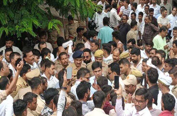 UGC के विरोध में आगरा में 1200 युवक सड़क पर उतरे, 100 ट्रैक्टरों से पहुंचे; पुलिस से झड़प, हाईवे पर पढ़ी हनुमान चालीसा