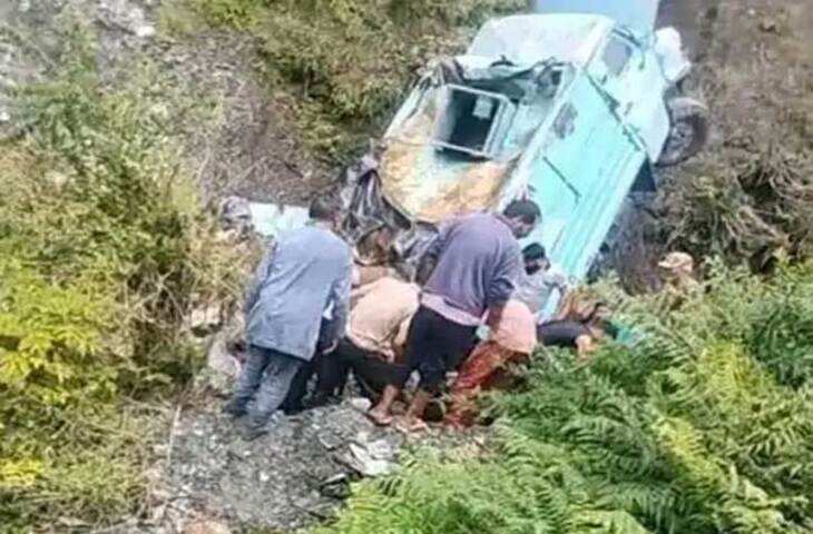 CRPF की गाड़ी हादसे का शिकार! 200 फीट नीचे गिरने से 3 जवान शहीद, इतने लोग बुरी तरह घायल&nbsp;