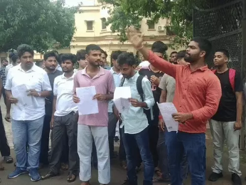 BHU अस्पताल में डॉक्टर-छात्र विवाद के बाद छात्रों का प्रदर्शन, प्रॉक्टोरियल बोर्ड कार्यालय का किया घेराव