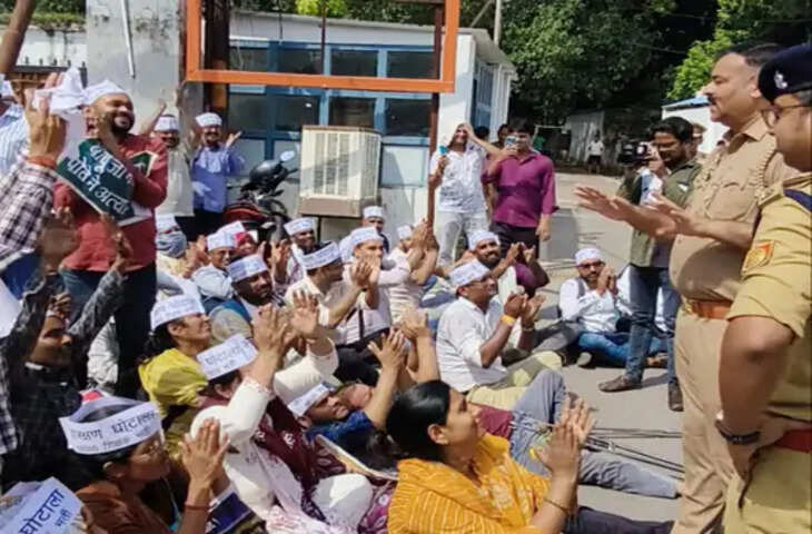 लखनऊ में 68,500 शिक्षक भर्ती अभ्यर्थियों का प्रदर्शन, शिक्षा मंत्री के आवास के बाहर बजाई सिटी