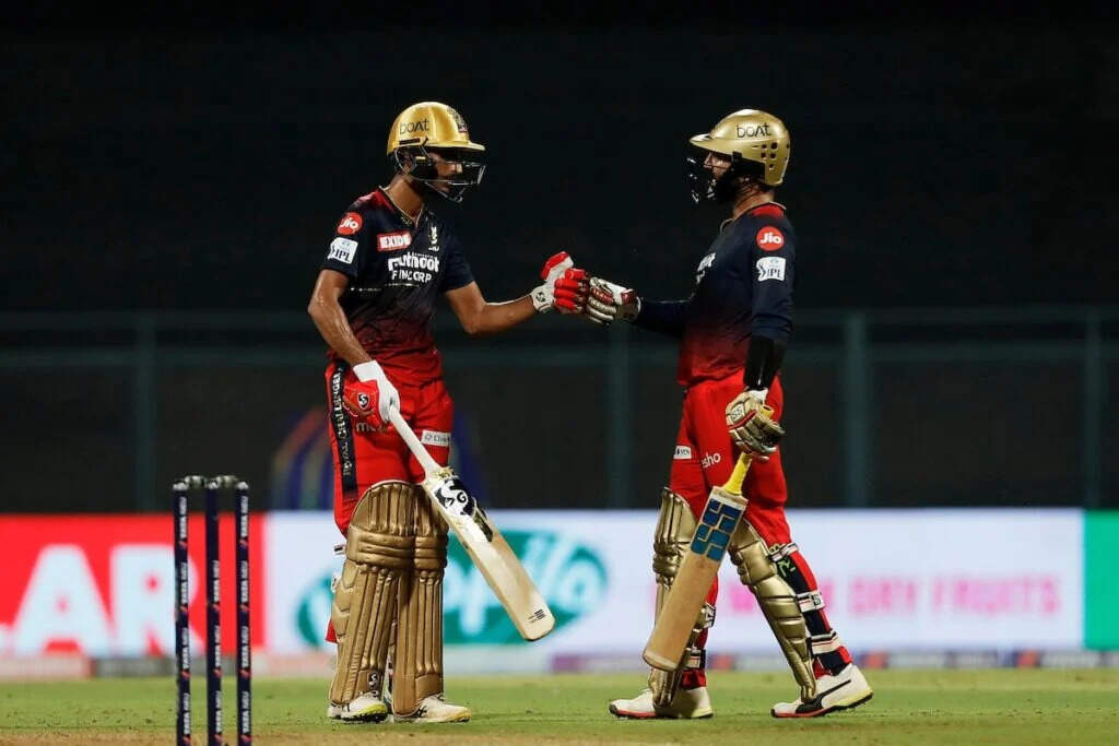  IPL 2022 RCB vs RR: धमाकेदार जीत के बाद फाफ डु प्लेसिस भी हुए दिनेश कार्तिक के फैन, बांधे तारीफों के पुल