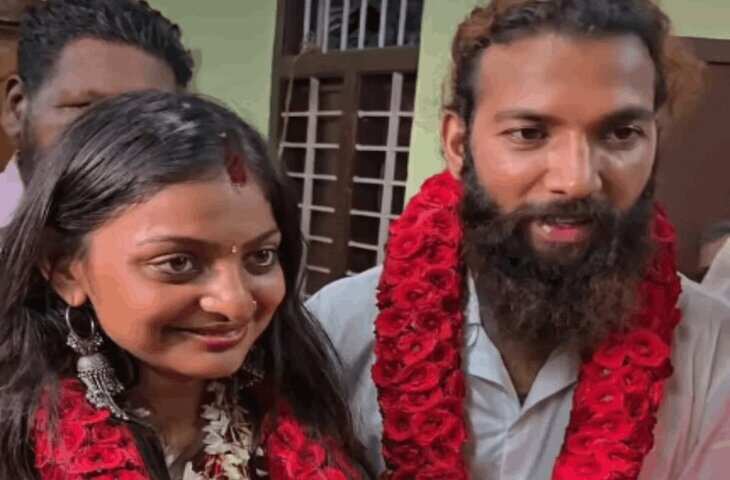 महाकुंभ से वायरल हुई मोनालिसा अब शादी को लेकर चर्चा में!&nbsp;मुस्लिम बॉयफ्रेंड ने भरा सिंदूर; Video हुआ वायरल​​​​​​​