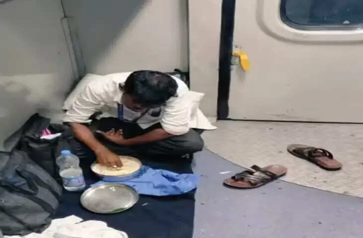 AC कोच के बाहर फर्श पर खाना खाते अटेंडेंट वायरल, हालत देख लोग बोले- इन्हें भी सीट मिलनी चाहिए