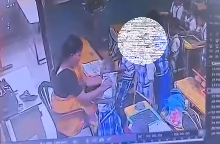 टीचर ने होमवर्क पूरा न करने पर मारा थप्पड़, अचानक बेहोश हुआ बच्चा और फिर मौत, देखे ढलने वाला वीडियो&nbsp;