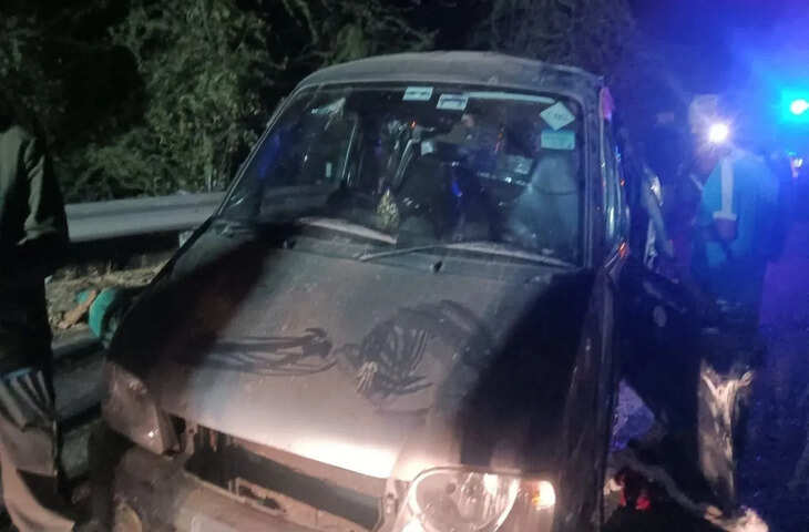 हाथरस: यमुना एक्सप्रेसवे पर डबल डेकर बस और इको कार की भिड़ंत, 6 की मौत, सात घायल