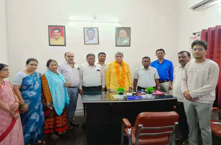 हरदा जिला मुख्यालय स्थित कृषि उपज मंडी में सोमवार को नए सचिव के रूप में महेश पाटिल ने पदभार ग्रहण कर लिया। मंडी बोर्ड की ओर से मंडी निरीक्षक के पद पर कार्यरत महेश पाटिल को पदोन्नति देकर हरदा मंडी सचिव की जिम्मेदारी सौंपी गई है। पदभार संभालने के बाद मंडी परिसर में उनका स्वागत किया गया।  जानकारी के अनुसार, महेश पाटिल इससे पहले हरदा कृषि उपज मंडी में मंडी निरीक्षक के पद पर अपनी सेवाएं दे रहे थे। उनके कार्य अनुभव और विभागीय जिम्मेदारियों को देखते हुए मंडी बोर्ड ने उन्हें पदोन्नत करते हुए सचिव पद की जिम्मेदारी दी है।  सोमवार को पदभार ग्रहण करने के दौरान मंडी परिसर में कर्मचारियों और अधिकारियों ने उनका स्वागत किया। कर्मचारियों ने नए सचिव को पुष्पगुच्छ भेंट कर शुभकामनाएं दीं। इस अवसर पर मंडी के कर्मचारियों ने उम्मीद जताई कि नए सचिव के नेतृत्व में मंडी की व्यवस्थाओं को और बेहतर बनाने की दिशा में काम किया जाएगा।  पदभार संभालने के बाद महेश पाटिल ने मंडी की व्यवस्थाओं और कार्यप्रणाली को लेकर जानकारी ली। उन्होंने मंडी कर्मचारियों के साथ समन्वय बनाकर काम करने और किसानों व व्यापारियों को बेहतर सुविधाएं उपलब्ध कराने पर जोर दिया।  हरदा कृषि उपज मंडी जिले के किसानों और व्यापारियों के लिए महत्वपूर्ण केंद्र है। यहां बड़ी संख्या में किसान अपनी उपज बेचने पहुंचते हैं। ऐसे में मंडी में बेहतर प्रबंधन, पारदर्शी व्यवस्था और किसानों की सुविधाओं को प्राथमिकता देना नए सचिव के सामने प्रमुख जिम्मेदारी होगी।  मंडी कर्मचारियों ने कहा कि महेश पाटिल लंबे समय से मंडी व्यवस्था से जुड़े हुए हैं, इसलिए उन्हें यहां की कार्यप्रणाली और किसानों की समस्याओं की अच्छी जानकारी है। उनके अनुभव का लाभ मंडी के संचालन में मिलेगा।  गौरतलब है कि मंडी सचिव का पद कृषि उपज मंडी की प्रशासनिक व्यवस्था में महत्वपूर्ण भूमिका निभाता है। सचिव मंडी की नीलामी व्यवस्था, किसानों की सुविधाओं, कर्मचारियों के कामकाज और अन्य प्रशासनिक गतिविधियों की निगरानी करते हैं।  अब महेश पाटिल के सामने हरदा मंडी की व्यवस्थाओं को सुचारु रूप से संचालित करने और किसानों को बेहतर सेवाएं उपलब्ध कराने की जिम्मेदारी होगी। कर्मचारियों और मंडी से जुड़े लोगों ने उनके कार्यकाल के लिए शुभकामनाएं देते हुए बेहतर कार्य की उम्मीद जताई है।