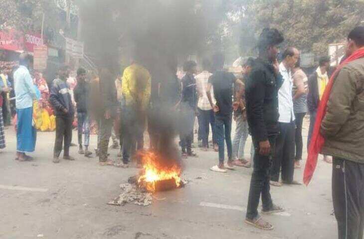 बेतिया में नाबालिग की हत्या के बाद सड़क जाम, लोगों ने टायर जलाकर किया प्रदर्शन; आरोपियों की गिरफ्तारी की मांग