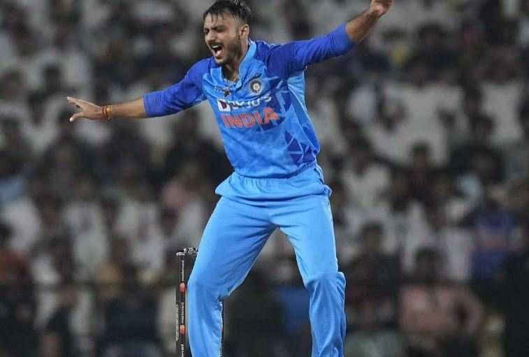 axar patel took brilliant catch of chamika karunaratne-11