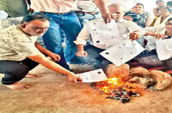 कोविड में सेवा देने वाले डॉक्टरों ने जलाईं डिग्रियां, खाली पदों पर संविदा नियुक्ति की मांग; बोले- नौकरी नहीं तो इनका क्या करें?