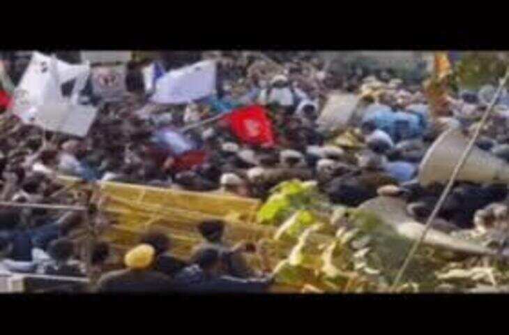 जेएनयू में छात्रों और पुलिस के बीच हुई झड़प, विरोध प्रदर्शन के दौरान हिंसा का माहौल