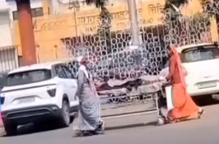 इंदौर जिला अस्पताल में मरीजों की परेशानी, बुजुर्ग महिला को परिजन खुद स्ट्रेचर से ले गए OPD तक