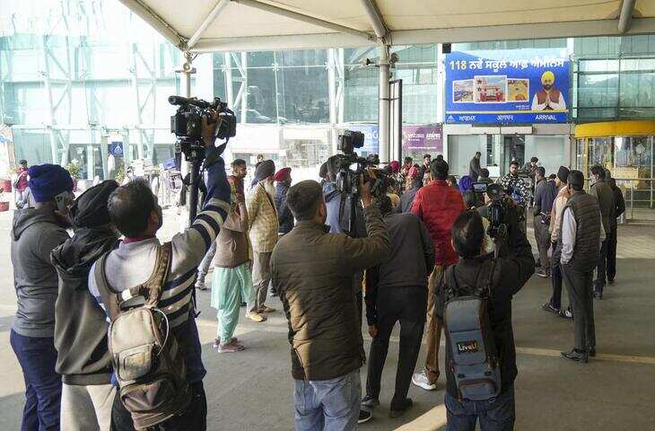 अमेरिका से निर्वासित किए जाने के दौरान भारतीयों को हथकड़ी लगाए जाने और अपमानित किए जाने की तस्वीरें दुखद