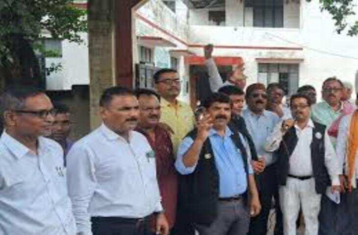 देवरिया में रजिस्ट्री कार्य ठप: अधिवक्ता संघ और स्टांप विक्रेताओं का अनिश्चितकालीन आंदोलन, नई निबंधन व्यवस्था का विरोध