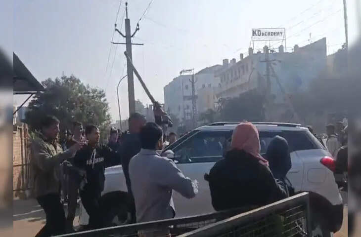 वीडियो में देखें वेतन मांगने पर फैक्ट्री मैनेजर का कहर, मजदूरों को दौड़ा-दौड़ाकर लाठियों से पीटा, तीन मैनेजर गिरफ्तार