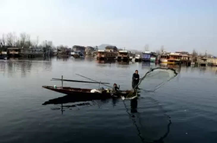 Jammu-Kashmir: एंगलर्स के स्वर्ग ट्राउट प्रेमियों को आकर्षित करती हैं अपनी चमकदार झीलें, धाराएं