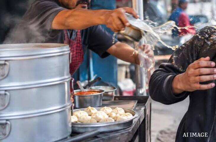 20 रुपए के 7 मोमोज देने पर विवाद, फुटेज में देंखे ठेले वाले ने छात्र पर फेंका खौलता तेल; चेहरा और कान झुलसे