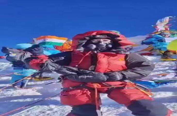 Mount Everest पर फतह के बाद महिला ने पढ़ी नमाज, 29 हजार फीट की ऊंचाई का VIDEO देखकर लोग हुए हैरान​​​​​​​
