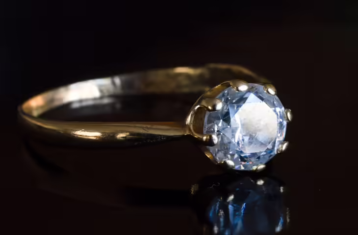 White Sapphire Gemstone Rules: सफेद पुखराज पहनने से पहले जान लें ये जरूरी नियम, तभी मिलेगा शुभ फल