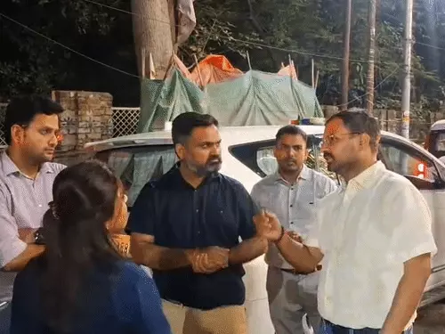 कानपुर में आधी रात सड़कों पर उतरे DM और नगर आयुक्त, कहीं गड्ढे तो कहीं कूड़े के ढेर मिले; अतिक्रमण हटाने का अल्टीमेटम