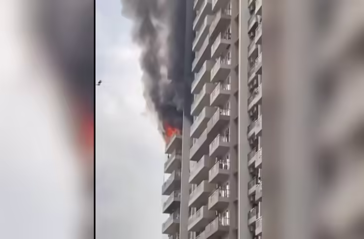 नोएडा हाईराइज में बड़ा हादसा! AC फटने से लगी आग, 21वें फ्लोर से उठी भयानक लपटें, 3 फ्लैट जलकर खाक​​​​​​​