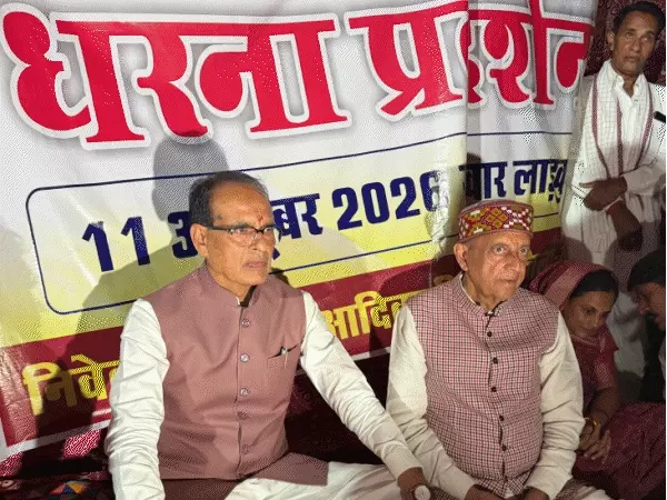 सीहोर के कोसमी गांव में आदिवासी परिवारों के 12 मकान तोड़े, फसल भी कुचली; शिवराज सिंह चौहान से मिलकर रोने लगीं महिलाएं