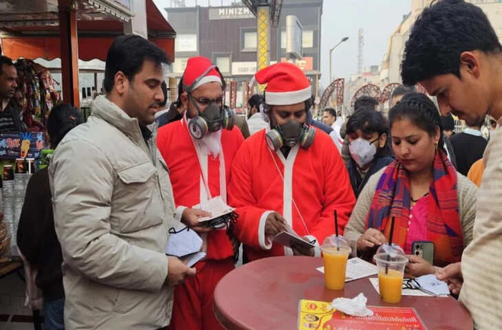 दिल्ली हुई जहरीली? सांता मास्क बांट रहे, सरकार जुर्माना लगा रही फिर भी फूल रही सांस