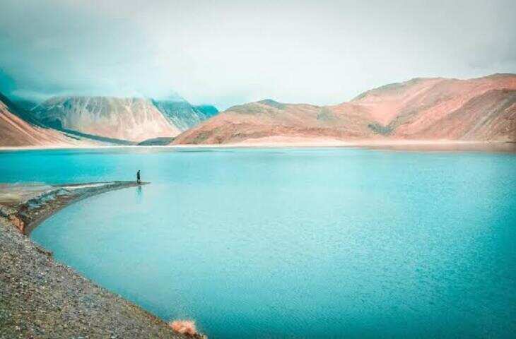 रहस्यमयी झील जहाँ पानी बदलता है रंग: कैसे पहुँचें और कब जाना रहेगा सबसे बेस्ट, जानें सब कुछ