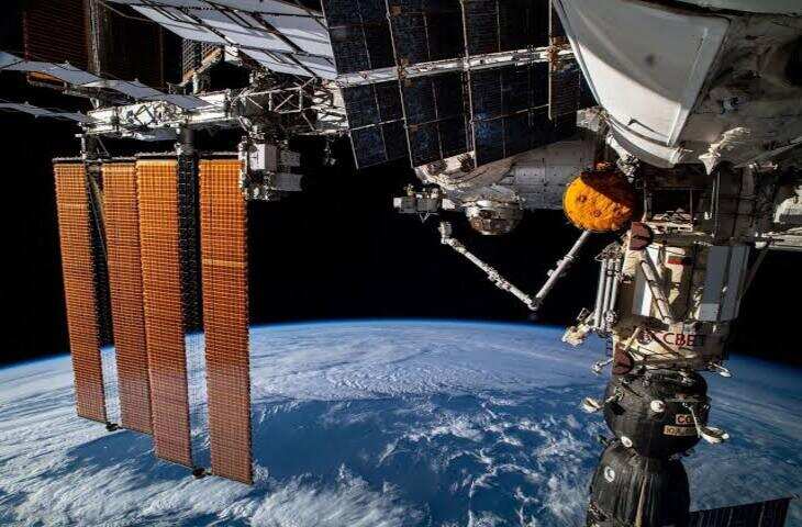 International Space Station: इतना विशाल स्पेस स्टेशन आखिर अंतरिक्ष में कैसे पहुंचाया गया? जानें लॉन्च से असेम्बल तक की पूरी कहानी&nbsp;