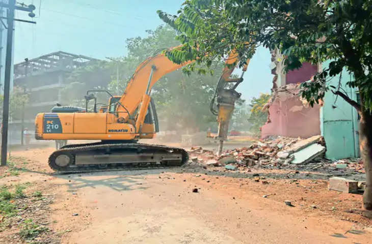 Nashik  नागरिकों को हुई परेशानी: सड़कों पर निर्माण सामग्री बिखरने से हुई दुर्घटनाएं; भवनों के विकास के दौरान मानदंडों का उल्लंघन