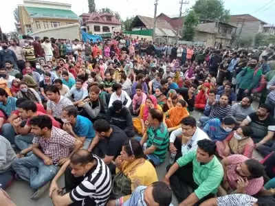 घाटी में Kashmiri Pandit सरकारी कर्मचारी की हत्या के खिलाफ विरोध प्रदर्शन !