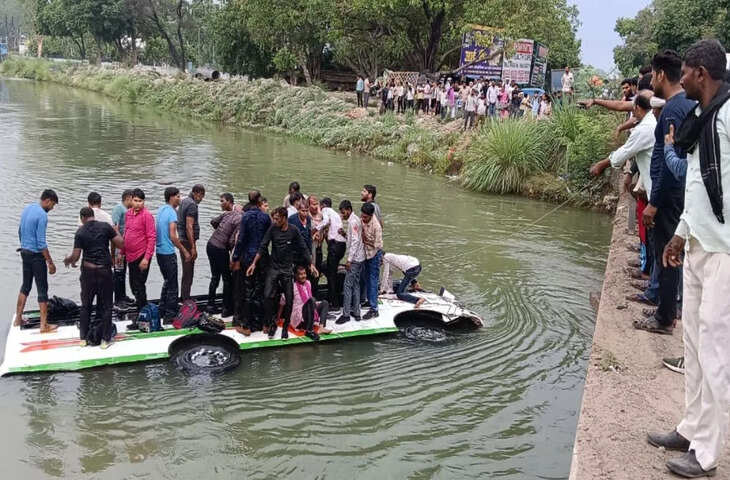 कानपुर में नहर में गिरी यात्रियों से भरी बस, मची चीख-पुकार, सामने आया वीडियो