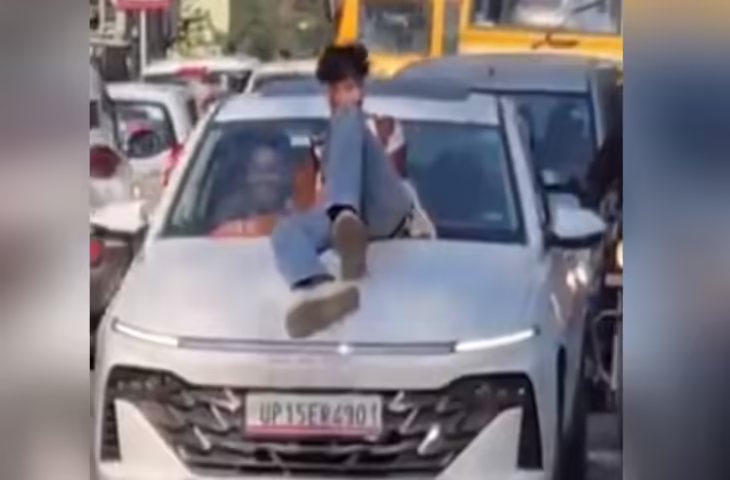 एसएसपी आवास के पास युवक ने चलती कार पर किया खतरनाक स्टंट, वीडियो सोशल मीडिया पर वायरल