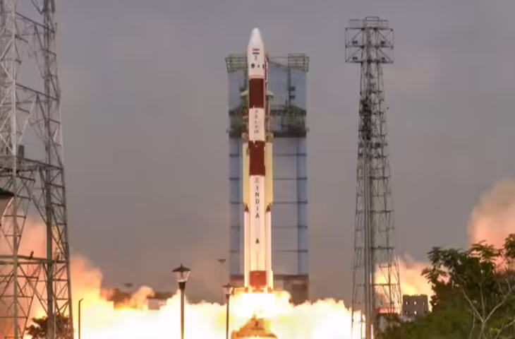 लॉन्च के बाद अपने तय रास्ते से भटका ISRO का&nbsp;PSLV-C62 रॉकेट, गड़बड़ी की जांच में जुटे&nbsp;वैज्ञानिक