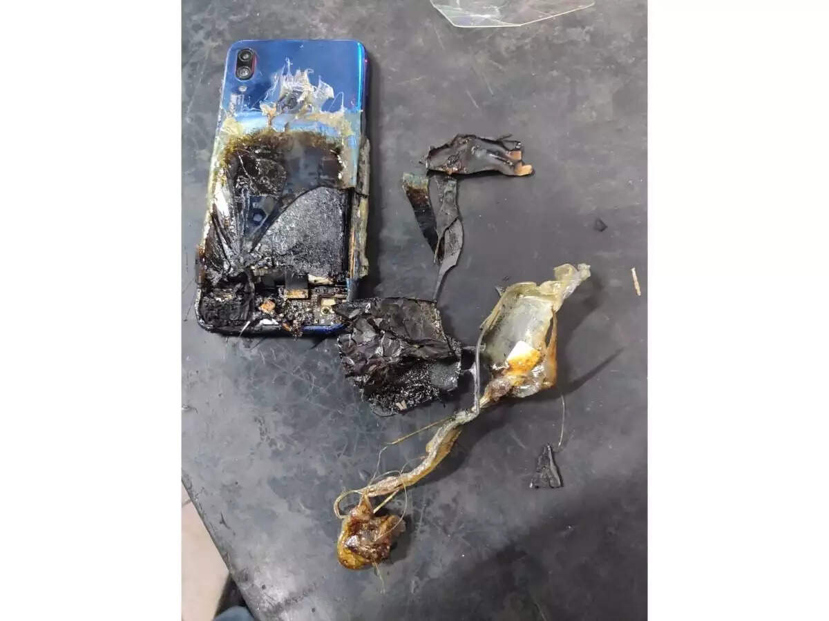 Now fire broke out in Redmi Note 12 Pro, the phone got burnt to ashes