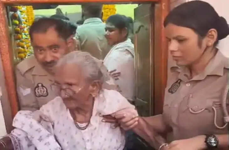 विंध्याचल नवरात्र मेले में पुलिस का दिखा मानवीय चेहरा, बुजुर्गों और दिव्यांग श्रद्धालुओं का बन रही सहारा