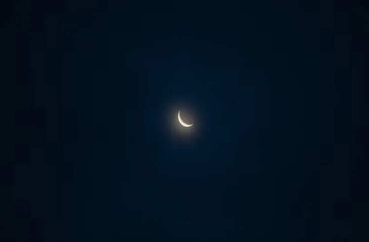 चांद आधा क्यों दिखता है? जानिए चंद्रमा की रोशनी से जुड़ा रोचक वैज्ञानिक रहस्य